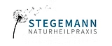 Ein Logo zeigt eine vom Wind verwehte Pusteblume mit dem Schriftzug Stegemann Naturheilpraxis darunter